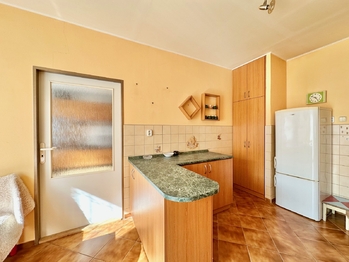 kuchyně - Prodej domu 109 m², Rybitví