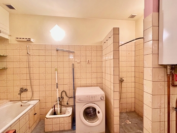 koupelna s vanou a sprchovým koutem - Prodej domu 109 m², Rybitví