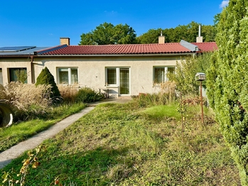 zahrada před domem - Prodej domu 109 m², Rybitví