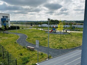 Pohled z okna - Prodej bytu 2+kk v osobním vlastnictví 66 m², Praha 9 - Dolní Počernice