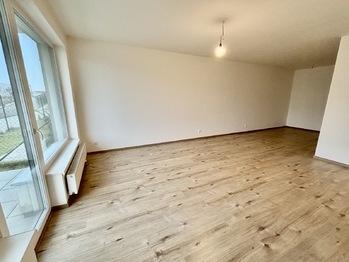 Obývací pokoj s kuchyňským koutem - Prodej bytu 2+kk v osobním vlastnictví 67 m², Praha 9 - Dolní Počernice