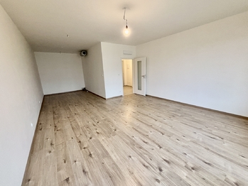 Obývací pokoj s kuchyňským koutem - Prodej bytu 2+kk v osobním vlastnictví 67 m², Praha 9 - Dolní Počernice