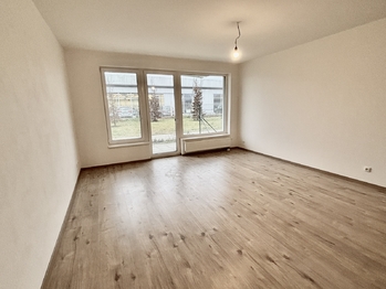 Obývací pokoj s kuchyňským koutem - Prodej bytu 2+kk v osobním vlastnictví 67 m², Praha 9 - Dolní Počernice