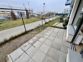 Teráska s předzahrádkou - Prodej bytu 2+kk v osobním vlastnictví 67 m², Praha 9 - Dolní Počernice