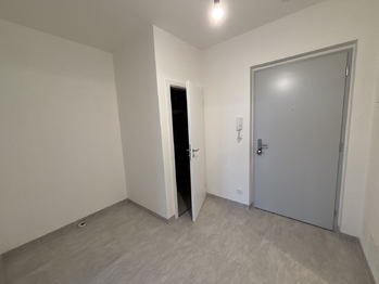 Prostorná chodba - Prodej bytu 2+kk v osobním vlastnictví 67 m², Praha 9 - Dolní Počernice