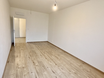 Ložnice - Prodej bytu 2+kk v osobním vlastnictví 70 m², Praha 9 - Dolní Počernice