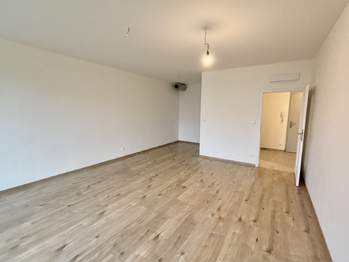 Obývací pokoj s kuchyňským koutem - Prodej bytu 2+kk v osobním vlastnictví 70 m², Praha 9 - Dolní Počernice