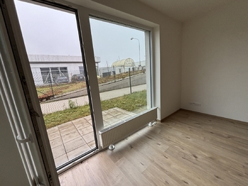 Terasa s předzahrádkou u bytu  - Prodej bytu 2+kk v osobním vlastnictví 62 m², Praha 9 - Dolní Počernice