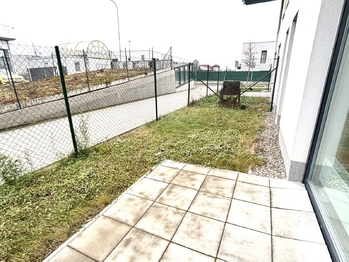 Terasa s předzahrádkou u bytu  - Prodej bytu 2+kk v osobním vlastnictví 62 m², Praha 9 - Dolní Počernice