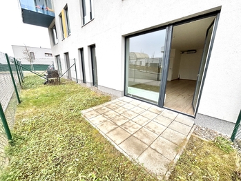 Terasa s předzahrádkou u bytu  - Prodej bytu 2+kk v osobním vlastnictví 62 m², Praha 9 - Dolní Počernice