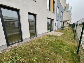 Terasa s předzahrádkou u bytu  - Prodej bytu 2+kk v osobním vlastnictví 62 m², Praha 9 - Dolní Počernice