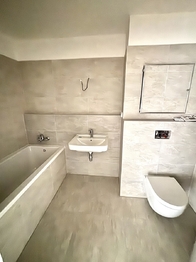 Koupelna s toaletou - Prodej bytu 2+kk v osobním vlastnictví 62 m², Praha 9 - Dolní Počernice
