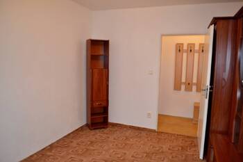 Pohled do chdby z ložnice - Pronájem bytu 1+1 v osobním vlastnictví 31 m², Luštěnice