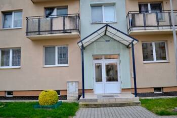 Vchod do budovy - Pronájem bytu 1+1 v osobním vlastnictví 31 m², Luštěnice