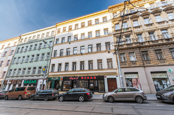 POHLED NA BYTOVÝ DŮM - Pronájem obchodních prostor 90 m², Praha 3 - Žižkov