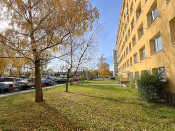 Okolí domu - Prodej bytu 1+kk v osobním vlastnictví 27 m², Kladno