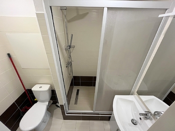 Koupelna - Prodej bytu 1+kk v osobním vlastnictví 27 m², Kladno