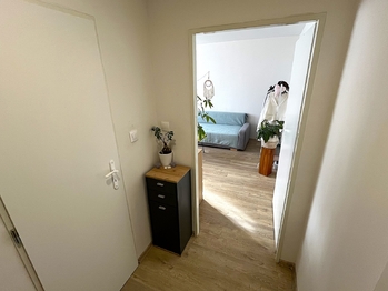 Vstupní předsíň - Prodej bytu 1+kk v osobním vlastnictví 27 m², Kladno