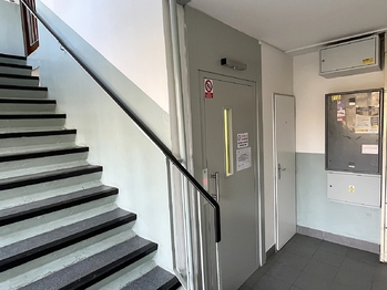 Chodba s novým výtahem - Prodej bytu 1+kk v osobním vlastnictví 27 m², Kladno
