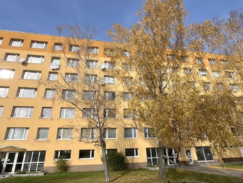 Pohled na panelový dům - Prodej bytu 1+kk v osobním vlastnictví 27 m², Kladno