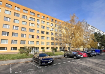 Pohled na panelový dům - Prodej bytu 1+kk v osobním vlastnictví 27 m², Kladno