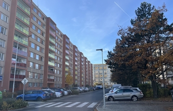 Pohled na obytný dům - Prodej bytu 1+kk v osobním vlastnictví 44 m², Kladno