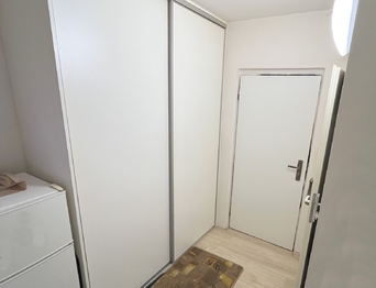 Předsíň  - Prodej bytu 1+kk v osobním vlastnictví 44 m², Kladno