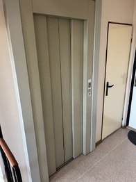 Chodba s výtahem a komorou - Prodej bytu 1+kk v osobním vlastnictví 44 m², Kladno
