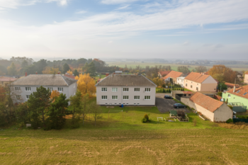 dům a okolí - Prodej bytu 3+1 v družstevním vlastnictví 77 m², Dušníky