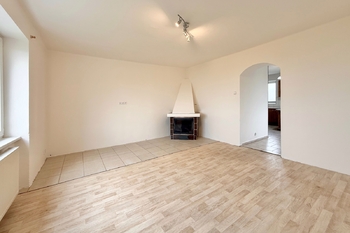 obývací pokoj - Prodej bytu 3+1 v družstevním vlastnictví 77 m², Dušníky