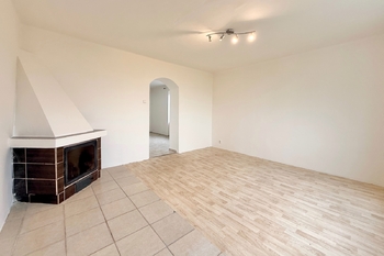 obývací pokoj - Prodej bytu 3+1 v družstevním vlastnictví 77 m², Dušníky