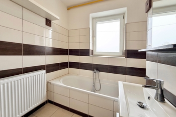 koupelna - Prodej bytu 3+1 v družstevním vlastnictví 77 m², Dušníky