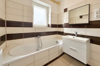 koupelna - Prodej bytu 3+1 v družstevním vlastnictví 77 m², Dušníky