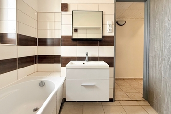 koupelna - Prodej bytu 3+1 v družstevním vlastnictví 77 m², Dušníky