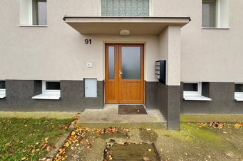 vchod do domu - Prodej bytu 3+1 v družstevním vlastnictví 77 m², Dušníky