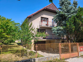 Pohled na rodinný dům z ulice.  - Prodej domu 230 m², Městec Králové