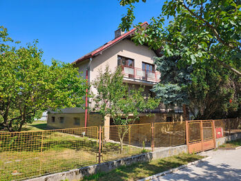 Pohled na rodinný dům z ulice.  - Prodej domu 230 m², Městec Králové 