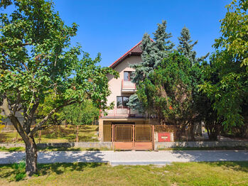 Pohled na rodinný dům z ulice.  - Prodej domu 230 m², Městec Králové