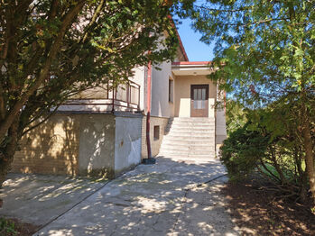 Vstup na pozemek, pohled na rodinný dům od branky.  - Prodej domu 230 m², Městec Králové