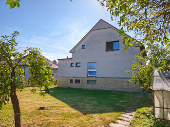 Pohled na dům ze zahrady. - Prodej domu 230 m², Městec Králové