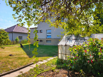 Pohled na dům ze zahrady. - Prodej domu 230 m², Městec Králové