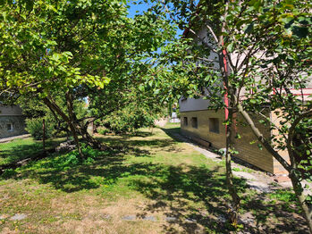 Prostorná zahrada kolem domu s ovocnými stromy. - Prodej domu 230 m², Městec Králové