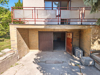 Vjezd do garáže. - Prodej domu 230 m², Městec Králové