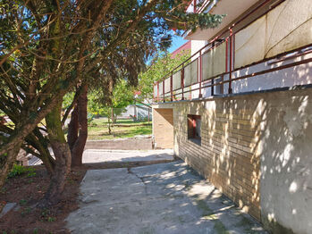 Pozemek před domem. - Prodej domu 230 m², Městec Králové