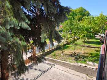 Vjezd do garáže z ulice.  - Prodej domu 230 m², Městec Králové