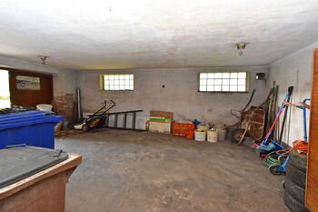 Garáž v suterénu.  - Prodej domu 230 m², Městec Králové