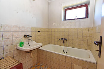 Koupelna v 1. NP.  - Prodej domu 230 m², Městec Králové