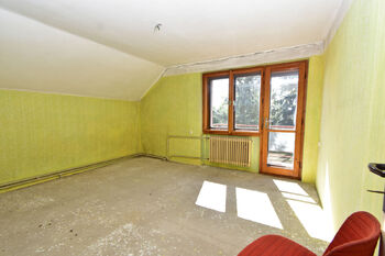 Ložnice č. 1 s balkónem v 2. NP.  - Prodej domu 230 m², Městec Králové