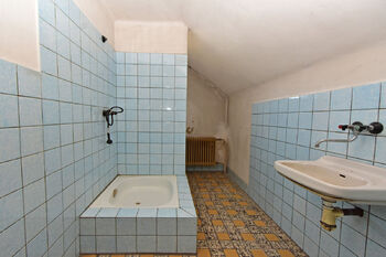 Koupelna v 2. NP.  - Prodej domu 230 m², Městec Králové