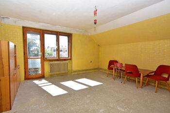 Ložnice č. 2 s balkónem v 2. NP. - Prodej domu 230 m², Městec Králové